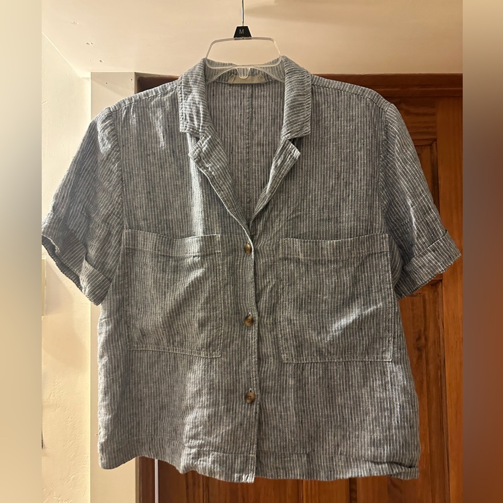 Everlane Linen Shirt -striped blue and white great summer shirt! Only worn once!